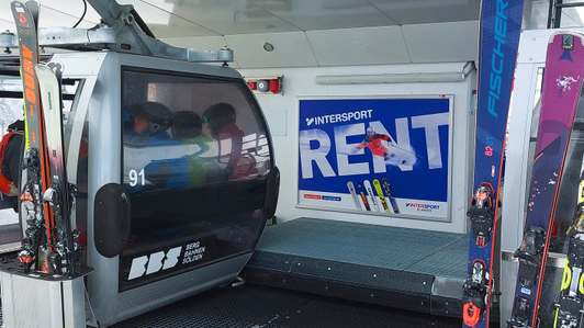 4 Bogen Plakat mit Intersport Rent Sujet an der Wand einer Seilbahnstation im Skigebiet, Sölden