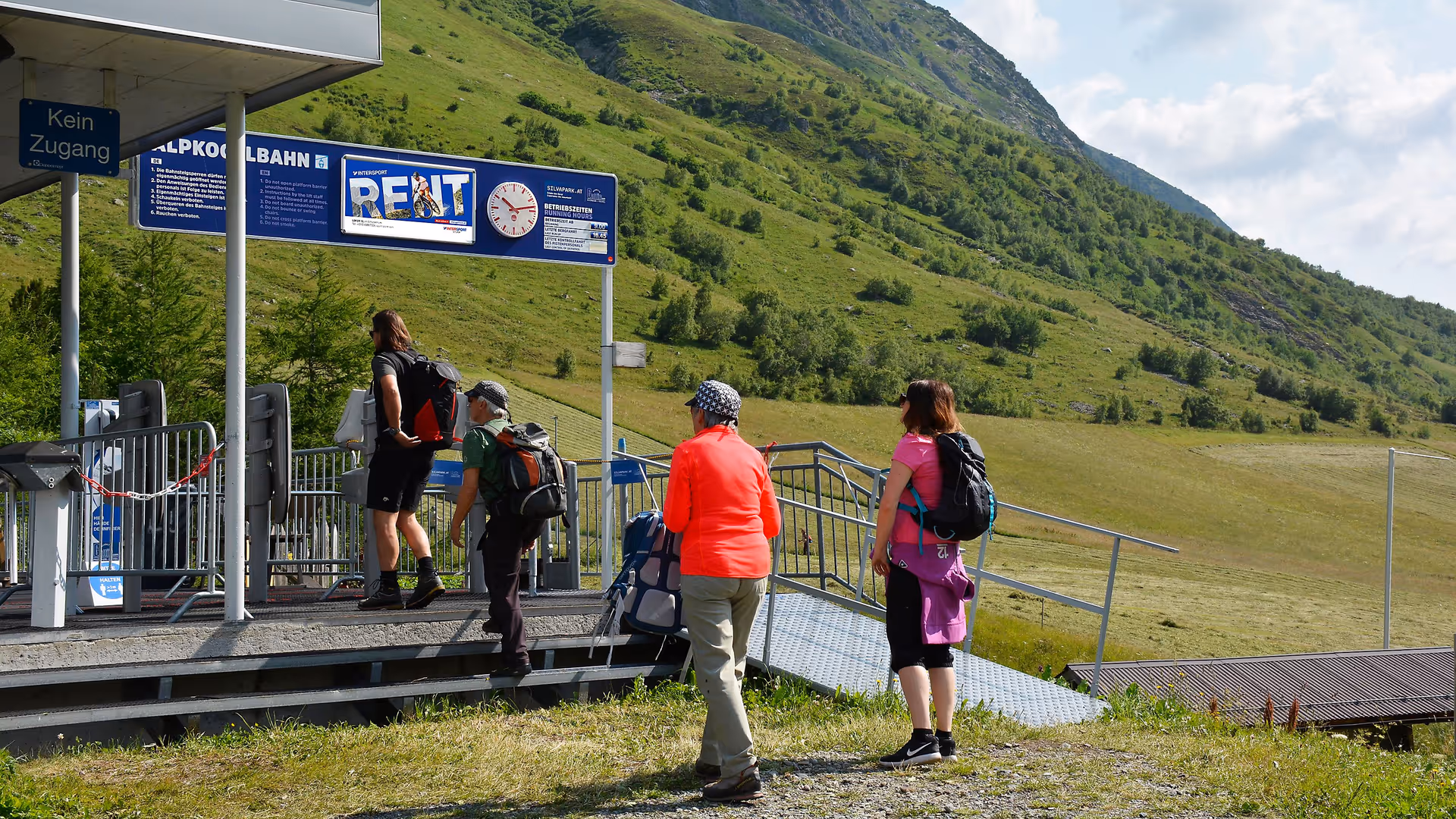 Zugangsportal als Uhrentafel mit Intersport Rent-Sujet in der Sommerbergregion Galtür