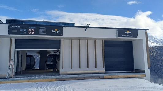 Access portal with LED clock being installed at the top station of the new Diasbahn cable car in the Kappl ski area