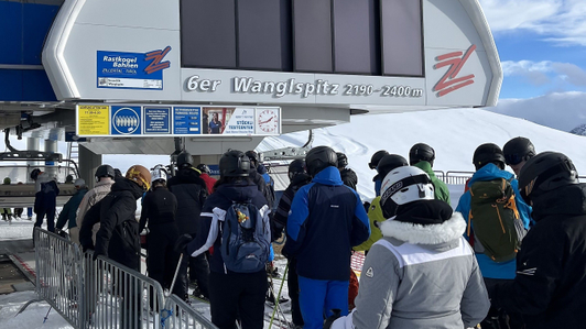 Uhrentafel mit einer Werbefläche von Sport Nenner an der Talstation der Zillertaler Gletscherbahn-Wanglspitz im Skigebiet Hintertuxer Gletscher