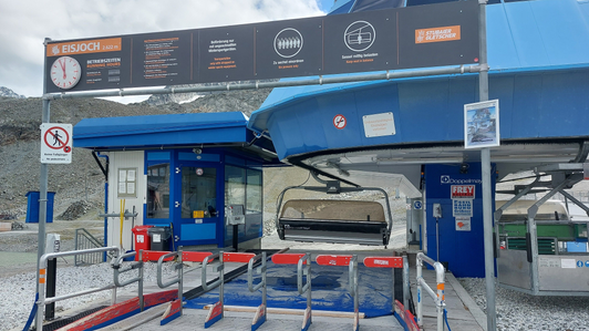 Sommerfoto der neuen Uhrentafel im Stubaier Gletscher-Design an der Talstation der Eisjochbahn im Skigebiet Stubaier Gletscher, Neustift im Stubaital