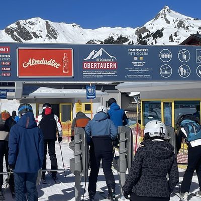 Zugangsportal als Uhrentafel mit Almdudler-Werbefläche im Skigebiet Obertauern