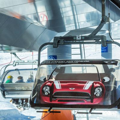 Hauben-Branding mit einem MINI-Sujet in Rot in deutschen Skigebieten