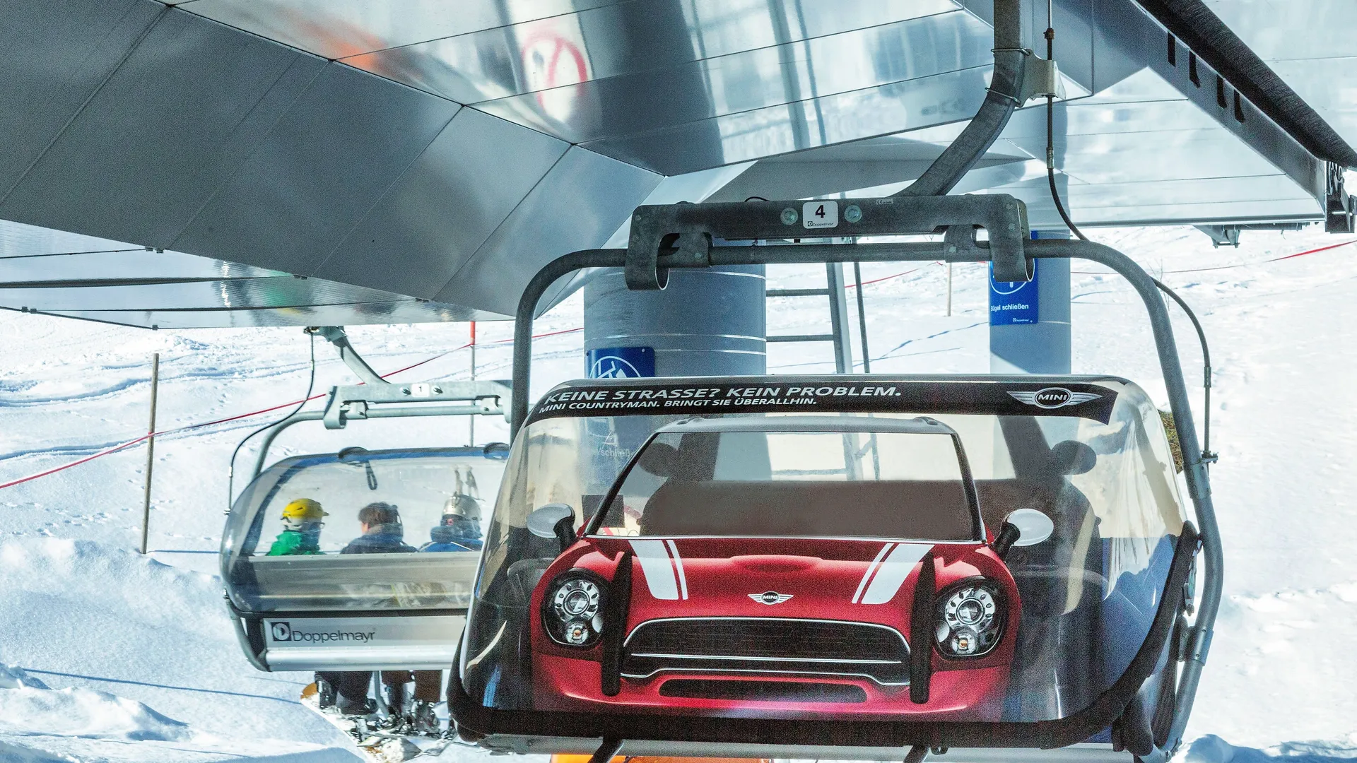 Hood branding with a MINI motif in red in German ski resorts