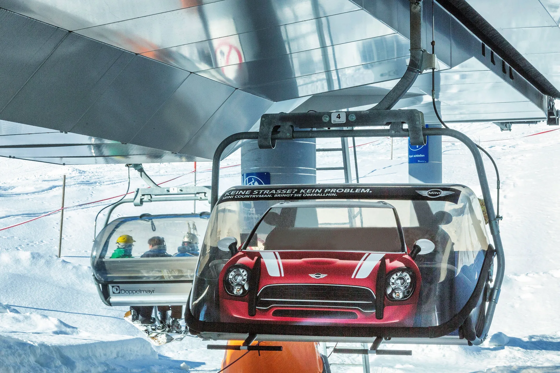 Hood branding with a MINI motif in red in German ski resorts