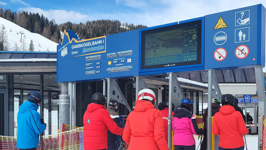 Digital Signage Banner System mit 55 Zoll Bildschirm an der Talstation der Gamskogelbahn im Skigebiet Zauchensee 