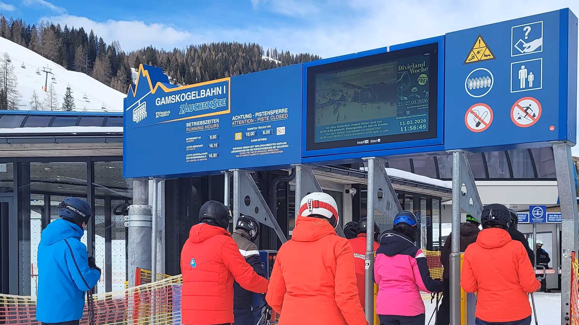 Digital Signage Banner System mit 55 Zoll Bildschirm an der Talstation der Gamskogelbahn im Skigebiet Zauchensee 