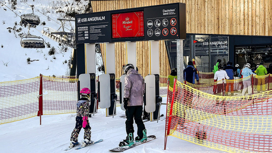 Produktspot der Marke Mirabell am Digital Signage Banner System der Talstation Angeralmbahn im Skigebiet Dachstein-Gosau