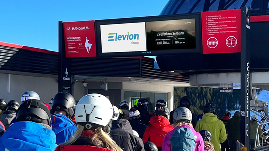 Werbespot von Elevion auf dem Digital Signage Banner System an der Talstation der Resterhöhe Hanglalm-Bahn im Skigebiet KitzSki 