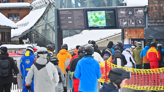 Digital signage banner system at the Gampen valley station in the St. Anton am Arlberg ski resort