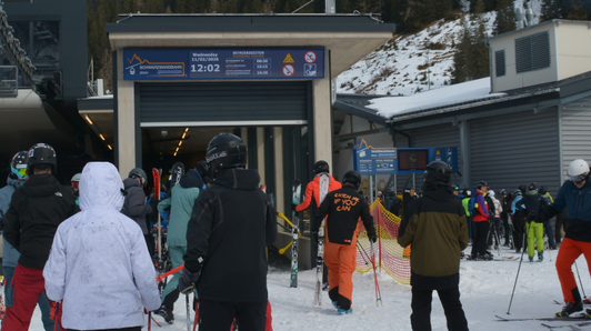 Digital Signage Banner System mit LED Wall an der Talstation der Schwarzwandbahn im Skigebiet Zauchensee