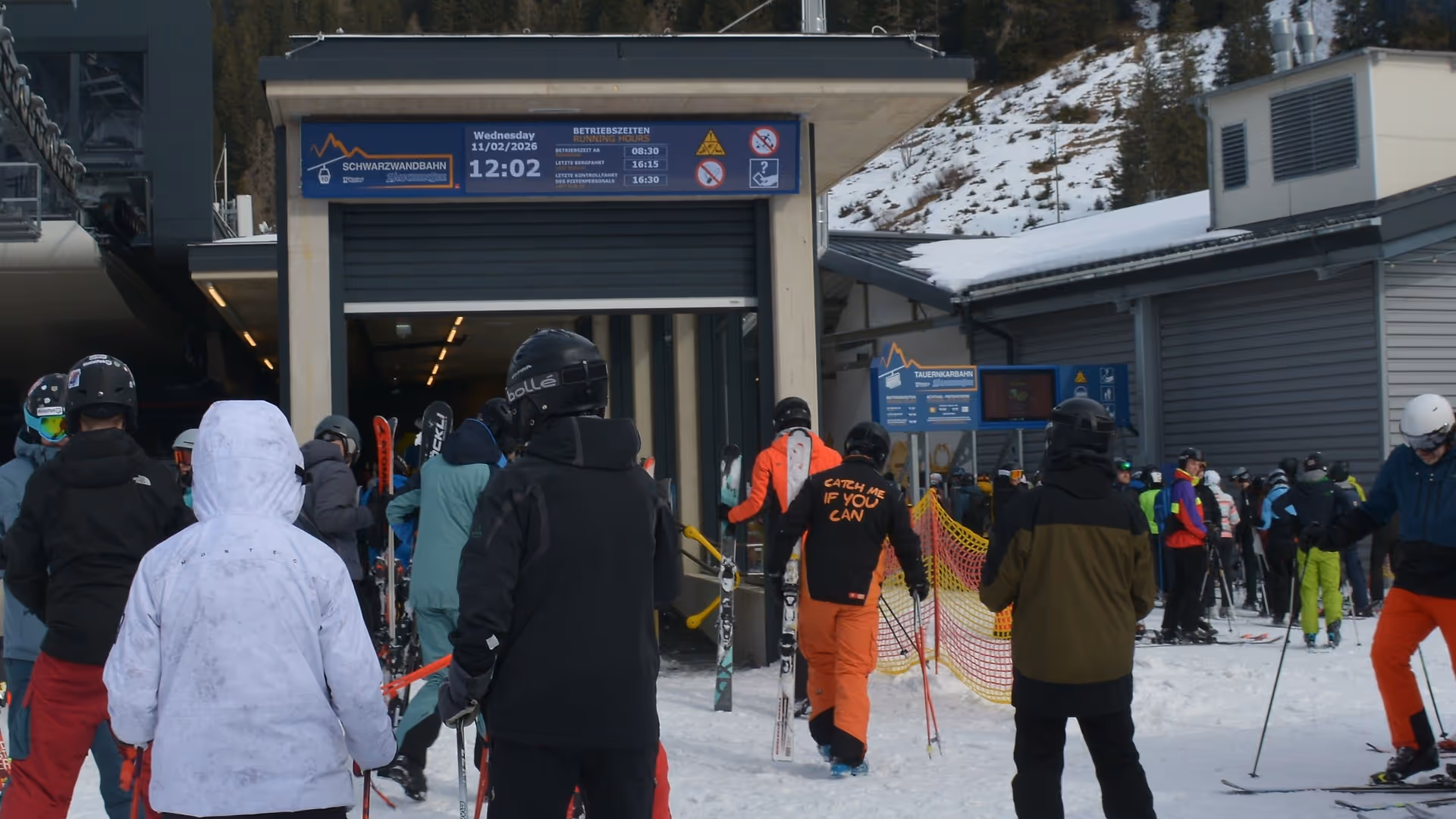 Digital Signage Banner System mit LED Wall an der Talstation der Schwarzwandbahn im Skigebiet Zauchensee