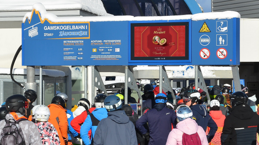 Mirabell Produktspot am Digital Signage Banner System der Talstation Gamskogelbahn im Skigebiet Zauensee