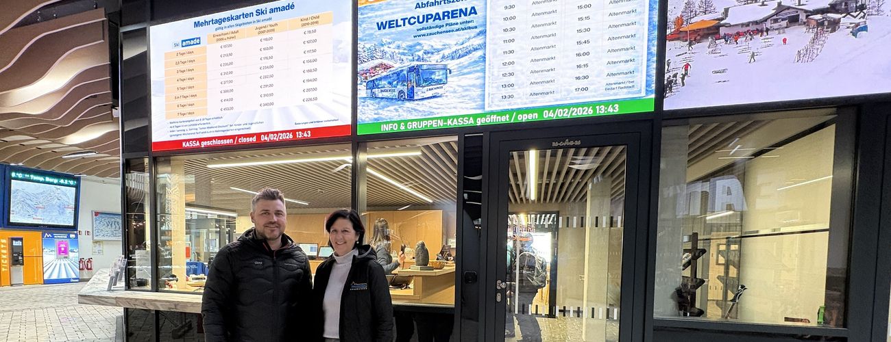 Bergbahnen Zauchensee Geschäftsführerin Veronika Scheffer und sitour Bergbahnbetreuer Manuel Wieser vor den neuen LED-Kassendisplays in der Weltcuparena, Zauchensee