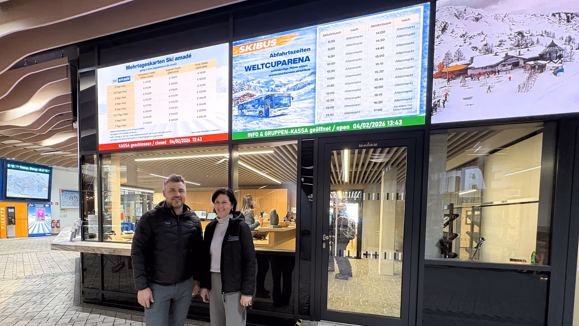 Bergbahnen Zauchensee Geschäftsführerin Veronika Scheffer und sitour Bergbahnbetreuer Manuel Wieser vor den neuen LED-Kassendisplays in der Weltcuparena, Zauchensee