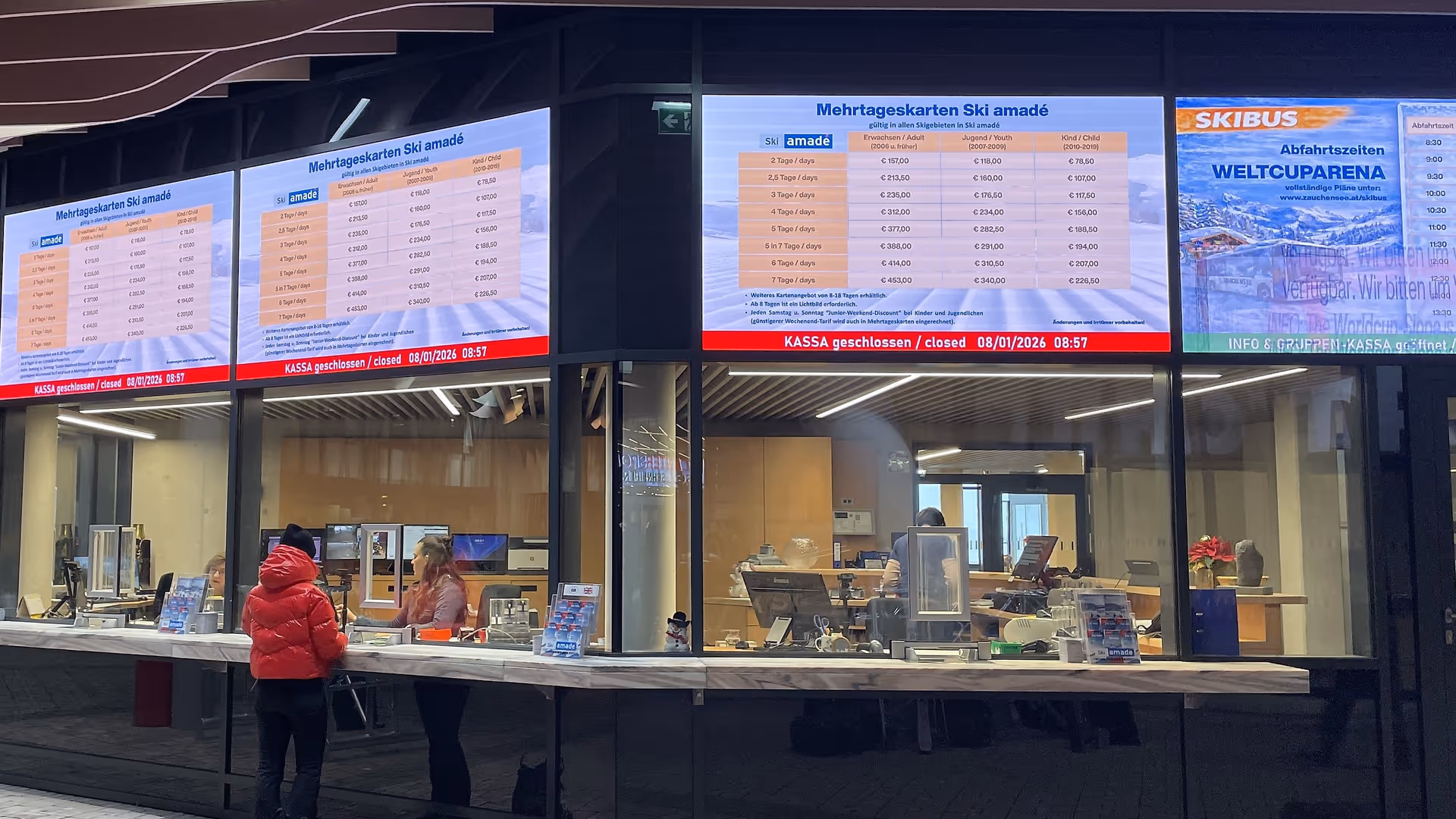 neues LED-Kassensystem in der Weltcuparena beim Talzugang ins Skigebiet Zauchensee