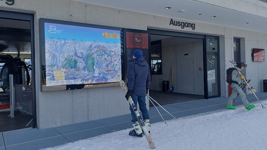 Panorama Info System with LED spots integrated into the winter panoramic map and 75-inch screen at the Loischkopfbahn mountain station in the Brandnertal ski area