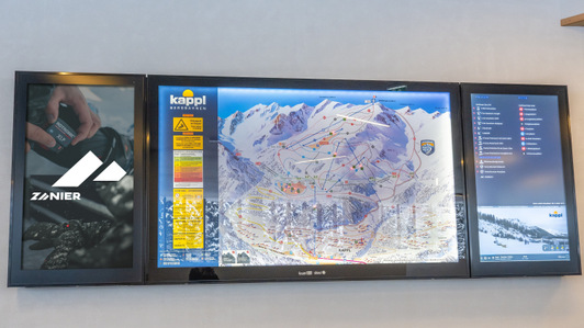 neue Panorama-Infoanlage mit LEDs im Panorama-Bild und 2 LCD-Bildschirmen in der Talstation der neuen Diasbahn im Skigebiet Kappl