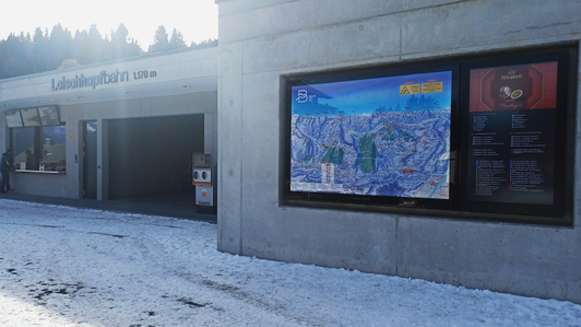 Panorama Info System with LED spots integrated into the winter panoramic map and 75-inch screen at the valley station of the Loischkopfbahn in the Brandnertal ski area