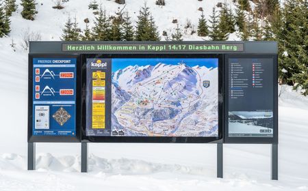 New Panorama Info System with LEDs in the picture, LCD screen and freeride checkpoint at the top station of the new Diasbahn in the Kappl ski area