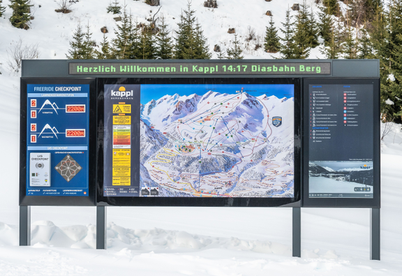 neue Panorama-Infoanlage mit LEDs im Bild, LCD-Screen und Freeride Checkpoint an der Bergstation der neuen Diasbahn im Skigebiet Kappl