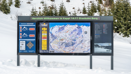 neue Panorama-Infoanlage mit LEDs im Bild, LCD-Screen und Freeride Checkpoint an der Bergstation der neuen Diasbahn im Skigebiet Kappl