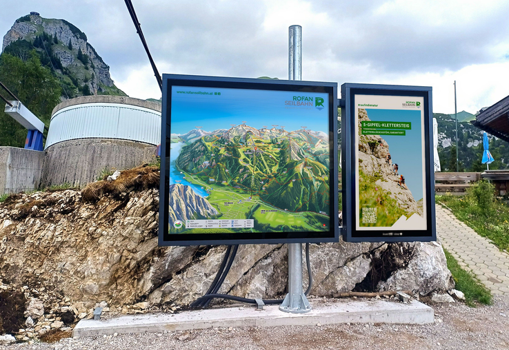 neue Digital Signage Panorama-Infoanlage mit Sommerpanorama-Spanntuch, LEDs im Bild und 75-Zoll-Screen im Ski- und Wandergebiet Rofan, Maurach am Achensee