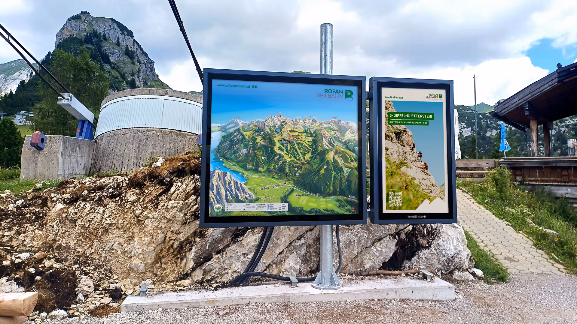 neue Digital Signage Panorama-Infoanlage mit Sommerpanorama-Spanntuch, LEDs im Bild und 75-Zoll-Screen im Ski- und Wandergebiet Rofan, Maurach am Achensee