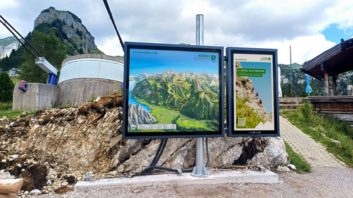 neue Digital Signage Panorama-Infoanlage mit Sommerpanorama-Spanntuch, LEDs im Bild und 75-Zoll-Screen im Ski- und Wandergebiet Rofan, Maurach am Achensee