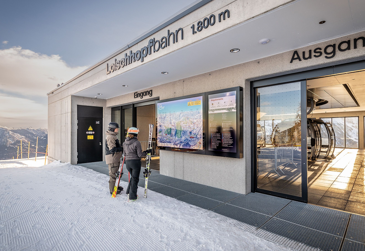 Digital Signage Panorama-Infoanlage an der Bergstation der Loischkopfbahn im Skigebiet Brandnertal, Vorarlberg