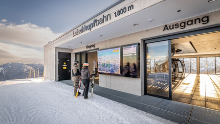 Digital Signage Panorama-Infoanlage an der Bergstation der Loischkopfbahn im Skigebiet Brandnertal, Vorarlberg