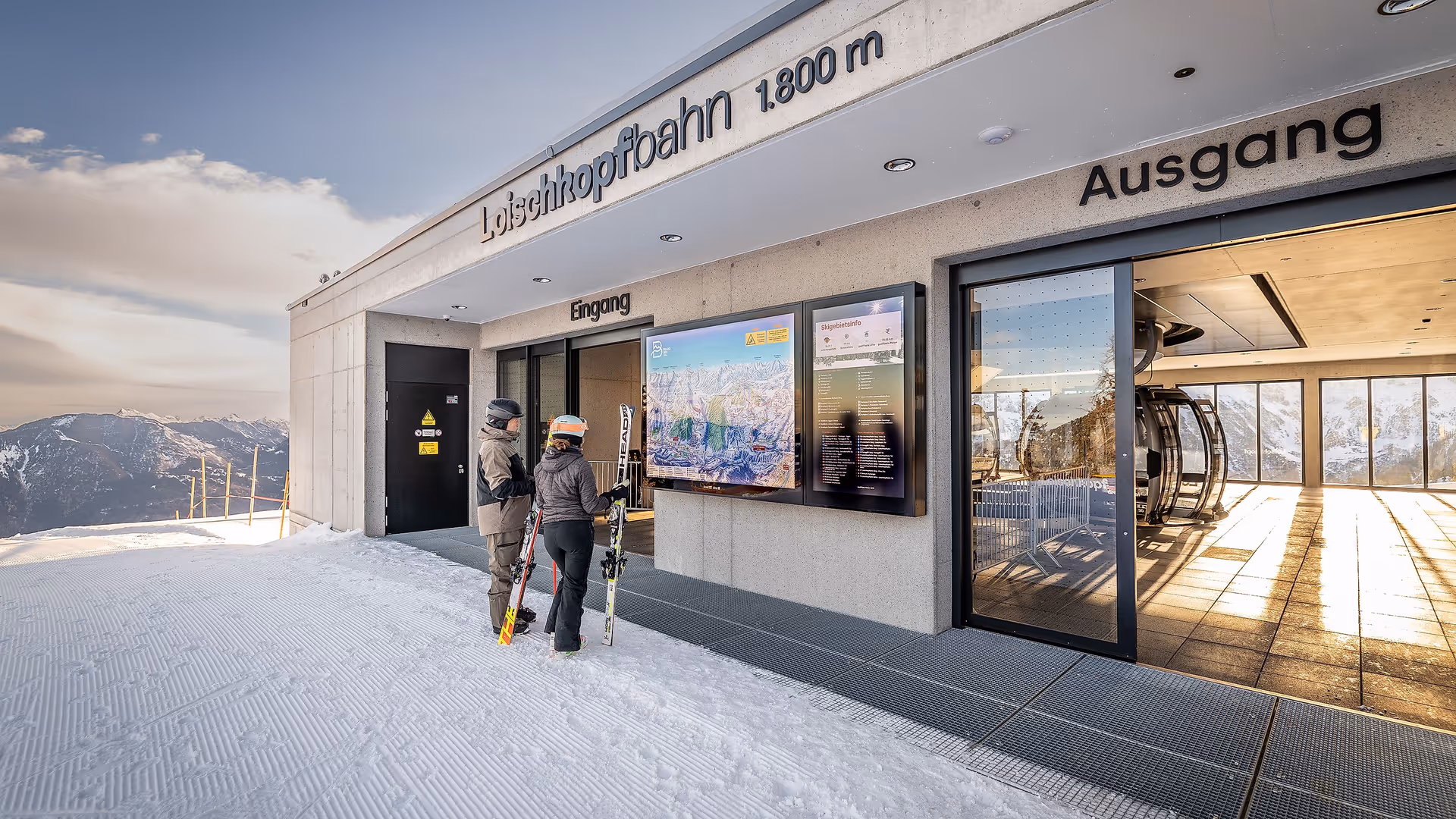 Digital Signage Panorama-Infoanlage an der Bergstation der Loischkopfbahn im Skigebiet Brandnertal, Vorarlberg