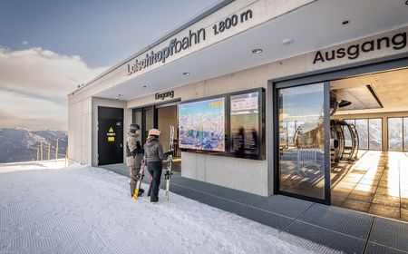 Digital Signage Panorama-Infoanlage an der Bergstation der Loischkopfbahn im Skigebiet Brandnertal, Vorarlberg