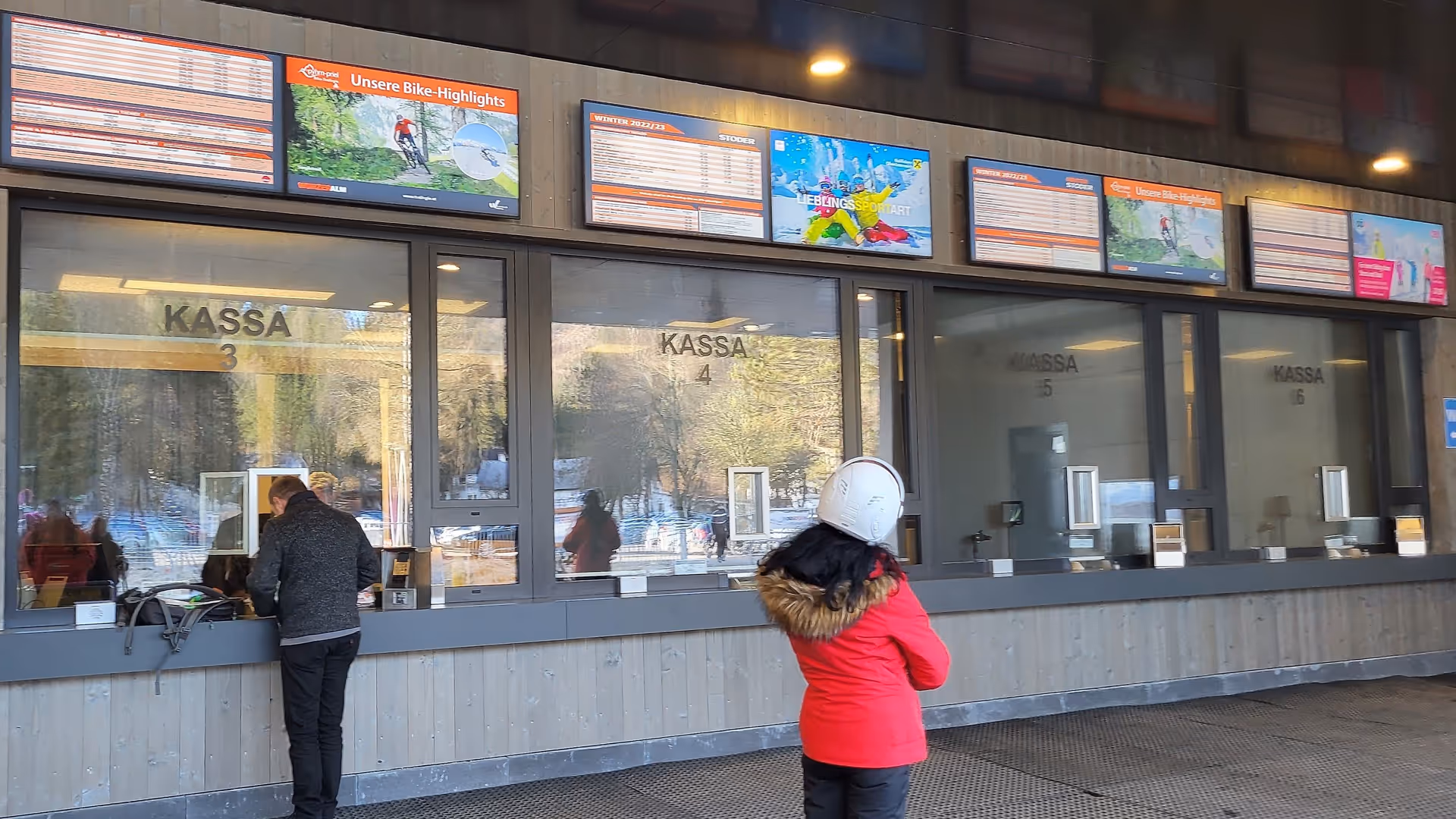 Digital signage POS system with LCD screens for information on prices, cable car operation, events, with panoramic cameras, advertising spots and much more