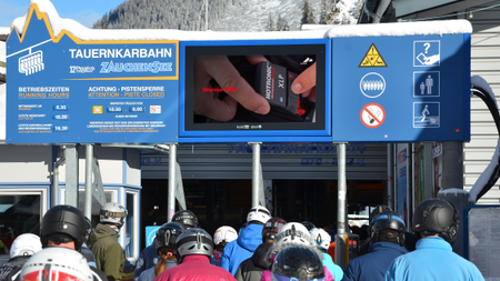 Digital Signage Banner System an der Tauernkar Talstation mit Werbespot von Zanier