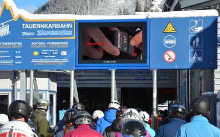 Digital Signage Banner System an der Tauernkar Talstation mit Werbespot von Zanier