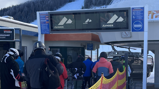 Digital signage banner system at the Höß-Express valley station with Zanier advertising spot