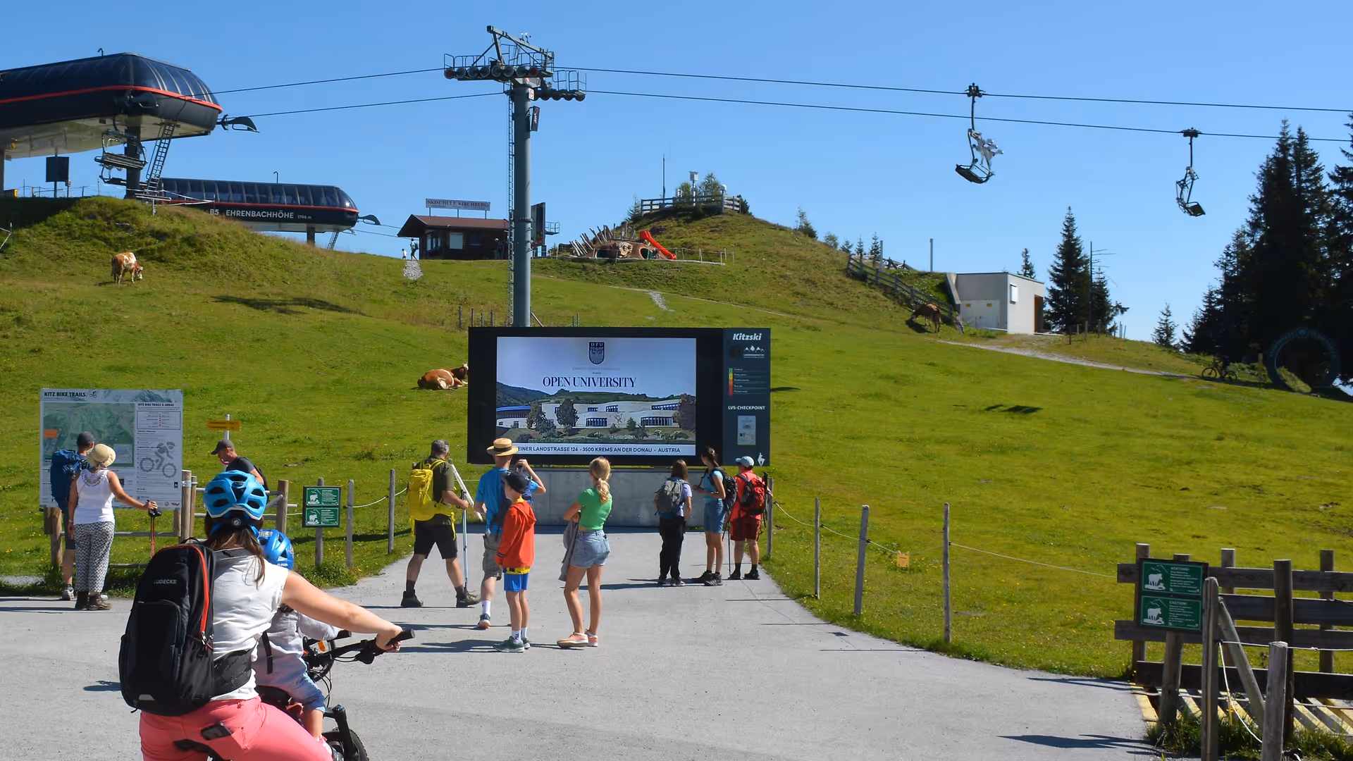 LED Videowall unterhalb der Fleckalmbahn Bergstation mit Werbespot der Danube Private Universitiy