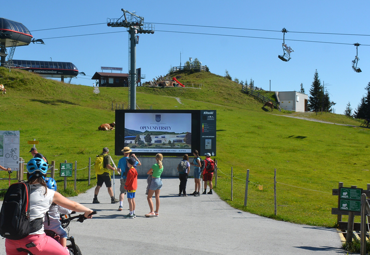 LED Videowall unterhalb der Fleckalmbahn Bergstation mit Werbespot der Danube Private Universitiy