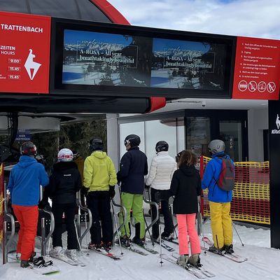 DOOH A-Rosa auf einem Digital Signage Banner System im Skigebiet KitzSki, Kitzbühel