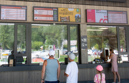 Digital out-of-home advertising on the ticket office screens in the Hinterstoder ski area