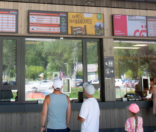 Digital out-of-home advertising on the ticket office screens in the Hinterstoder ski area