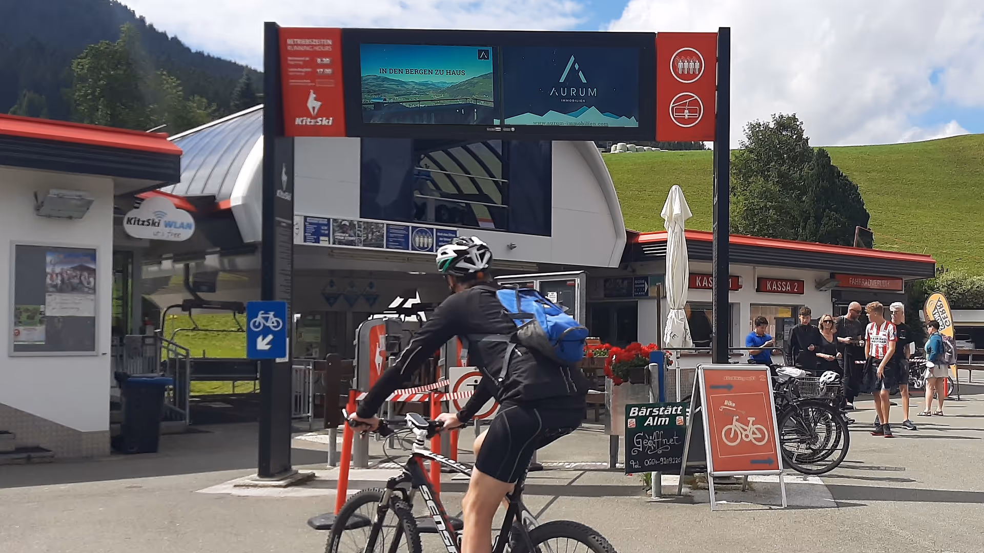 DOOH Aurum on a digital signage banner system in the Kitzbühel summer mountain region