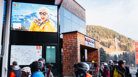 DOOH Mastercard auf einer LED Videowall im Skigebiet KitzSki, Kitzbühel