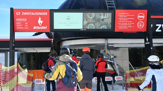 Digital Signage Banner System mit Werbespot des Hotel Grand Tyrolia im Skigebiet KitzSki, Kitzbühel