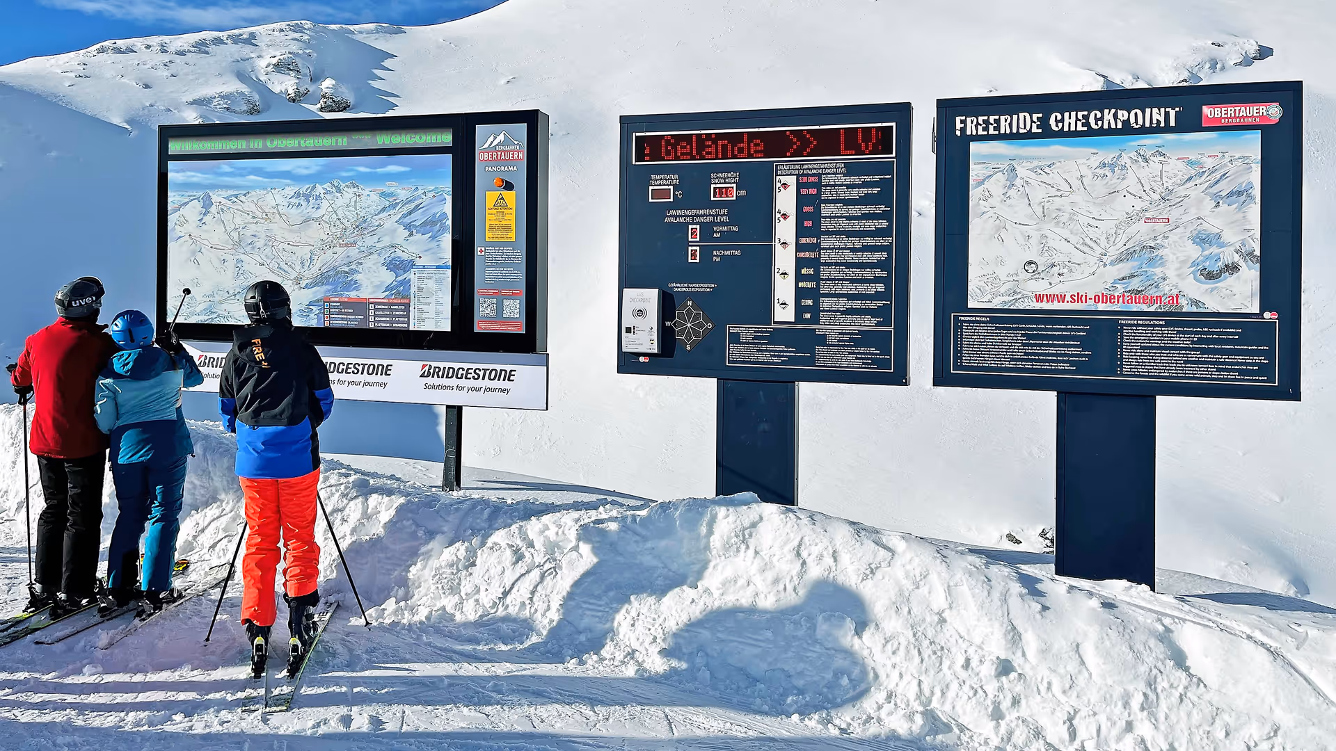 Freeride checkpoint with avalanche transceiver check, LED ticker and panoramic map in the Obertauern ski area