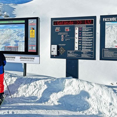 Freeride checkpoint with avalanche transceiver check, LED ticker and panoramic map in the Obertauern ski area