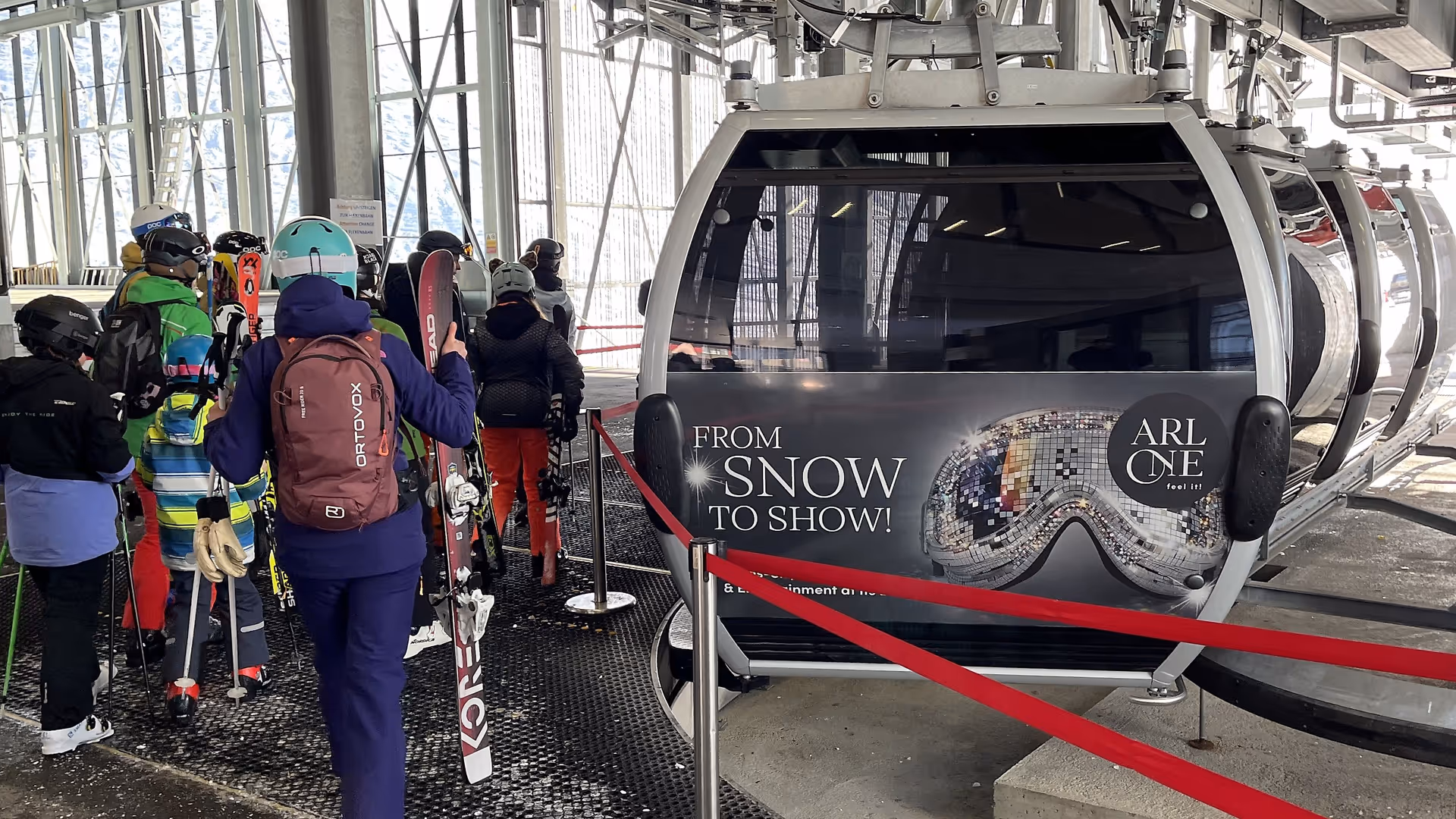 Gondeln mit Arlone-Werbung am Ski Arlberg, St. Anton