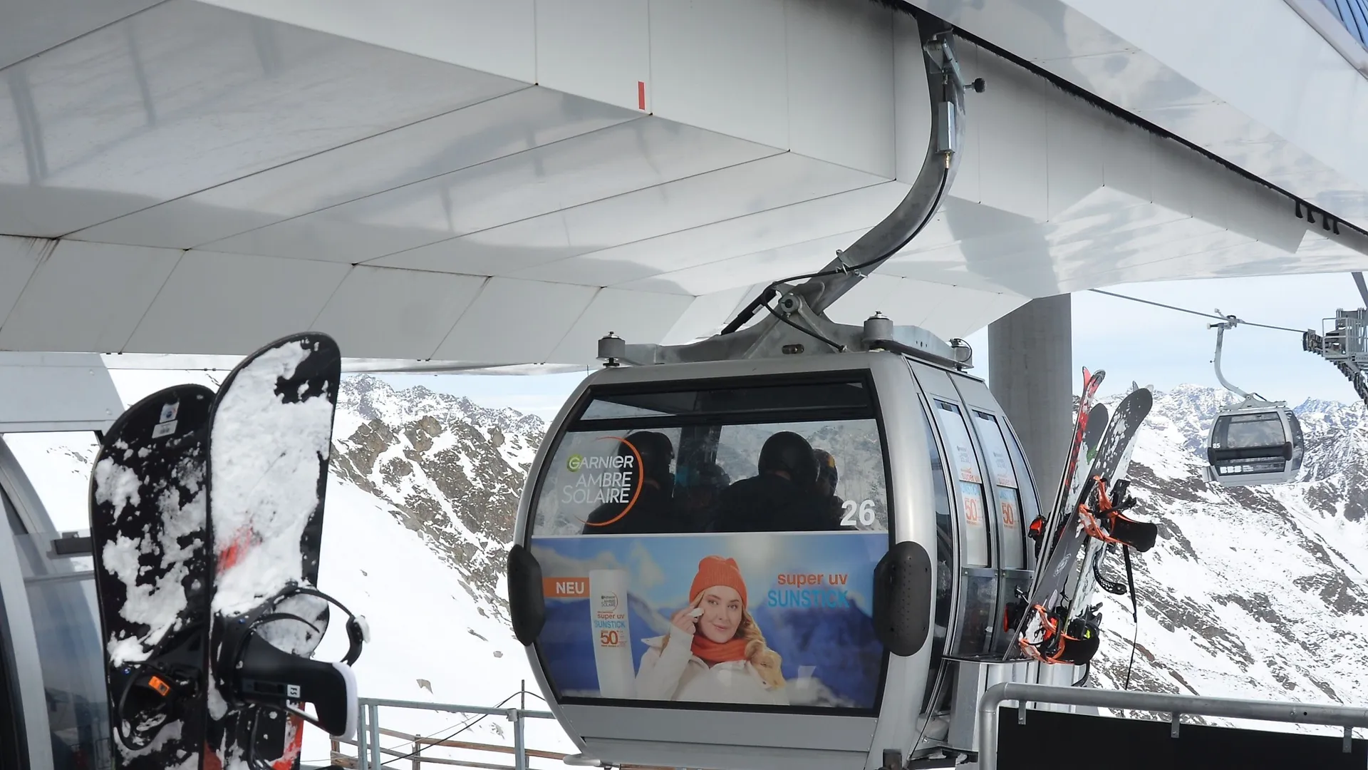 Gondolas with Garnier branding for Ambre Solair sun protection products in the Sölen ski resort