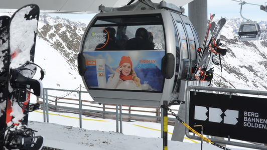 Gondel mit dem Sujet von Garnier - Ambre Solair gebrandet im Skigebiet Sölden